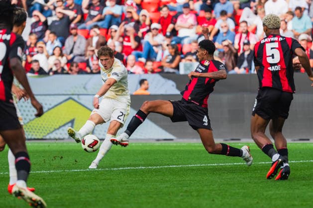 Tim Skarke (1.FC Union Berlin, 21) mit einem Schuss vom Strafraum, Jarell Quansah (Bayer 04 Leverkusen, 04) kommt reingesprungen, Loic Bade (Bayer 04 Leverkusen, 05) Bayer 04 Leverkusen vs. 1.FC Union Berlin, Fussball, 1.Bundesliga, 2.Spieltag, Saison 2026 27, 05.09.2026, DFL REGULATIONS PROHIBIT ANY USE OF PHOTOGRAPHS AS IMAGE SEQUENCES AND OR QUASI-VIDEO, Bayer 04 Leverkusen vs. 1.FC Union Berlin, Fussball, 1.Bundesliga, 2.Spieltag, Saison 2026 27, 05.09.2026 Leverkusen *** Tim Skarke, 1. FC Union Berlin, 21, with a shot from the penalty area, Jarell Quansah, Bayer 04 Leverkusen, 04, comes in to block; Loic Bade, Bayer 04 Leverkusen, 05; Bayer 04 Leverkusen vs. 1. FC Union Berlin, soccer, Bundesliga 1, Matchday 2, 2026–27 season, September 5, 2026, DFL regulations prohibit any use of photographs as image sequences and or quasi-video, Bayer 04 Leverkusen vs. 1. FC Union Berlin, soccer, Bundesliga 1, Matchday 2, 2026–27 season, September 5, 2026, Leverkusen Copyright: xEibner-Pressefoto LukasxBaldygax EP_LBA