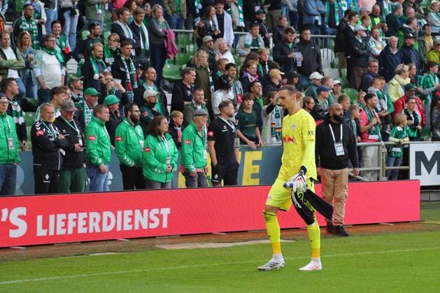 05.09.26, GER, Fussball, 1.FBL Männer, 2. Spieltag, Saison2026 2027, SV Werder Bremen vs. RB Leipzig Spielende Endstand 3:1. Torwart Maarten Vandevoordt (RB Leipzig 26) geht enttäuscht enttaeuscht vom Platz Bremen Weserstadion Bremen Germany *** September 26, 2026, GER, Soccer, Men s 1st Division, Matchday 2, 2026–2027 Season, SV Werder Bremen vs. RB Leipzig, Final Score 3–1; Goalkeeper Maarten Vandevoordt of RB Leipzig, age 26, leaves the field disappointed at the Weserstadion in Bremen, Germany Copyright: xnordphotoxGmbHx xTauchnitzx