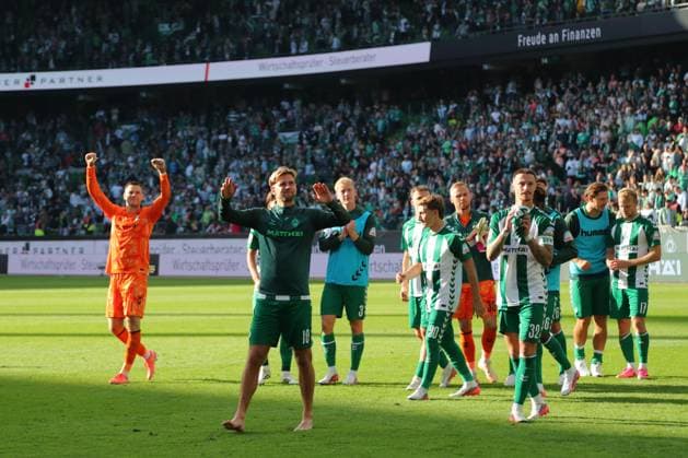 05.09.26, GER, Fussball, 1.FBL Männer, 2. Spieltag, Saison2026 2027, SV Werder Bremen vs. RB Leipzig Spielende Endstand 3:1. Dank an die Fans nach dem Spiel SV Werder Bremen vorne Niclas Füllkrug Niclas Fuellkrug (SV Werder Bremen 10) Bremen Weserstadion Bremen Germany *** September 26, 2005, GER, Soccer, Men s 1st Division, Matchday 2, 2026–2027 Season, SV Werder Bremen vs. RB Leipzig Final Score 3–1 Thanks to the fans after the game SV Werder Bremen (Niclas Füllkrug in the foreground) Niclas Füllkrug SV Werder Bremen 10 Bremen Weserstadion Bremen Germany Copyright: xnordphotoxGmbHx xTauchnitzx
