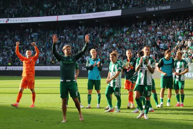 05.09.26, GER, Fussball, 1.FBL Männer, 2. Spieltag, Saison2026 2027, SV Werder Bremen vs. RB Leipzig Spielende Endstand 3:1. Dank an die Fans nach dem Spiel SV Werder Bremen vorne Niclas Füllkrug Niclas Fuellkrug (SV Werder Bremen 10) Bremen Weserstadion Bremen Germany *** September 26, 2005, GER, Soccer, Men s 1st Division, Matchday 2, 2026–2027 Season, SV Werder Bremen vs. RB Leipzig Final Score 3–1 Thanks to the fans after the game SV Werder Bremen (Niclas Füllkrug in the foreground) Niclas Füllkrug SV Werder Bremen 10 Bremen Weserstadion Bremen Germany Copyright: xnordphotoxGmbHx xTauchnitzx