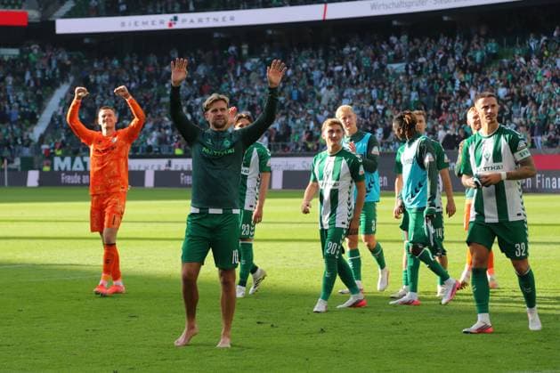 05.09.26, GER, Fussball, 1.FBL Männer, 2. Spieltag, Saison2026 2027, SV Werder Bremen vs. RB Leipzig Spielende Endstand 3:1. Dank an die Fans nach dem Spiel SV Werder Bremen vorne Niclas Füllkrug Niclas Fuellkrug (SV Werder Bremen 10) Bremen Weserstadion Bremen Germany *** September 26, 2005, GER, Soccer, Men s 1st Division, Matchday 2, 2026–2027 Season, SV Werder Bremen vs. RB Leipzig Final Score 3–1 Thanks to the fans after the game SV Werder Bremen (Niclas Füllkrug in the foreground) Niclas Füllkrug SV Werder Bremen 10 Bremen Weserstadion Bremen Germany Copyright: xnordphotoxGmbHx xTauchnitzx