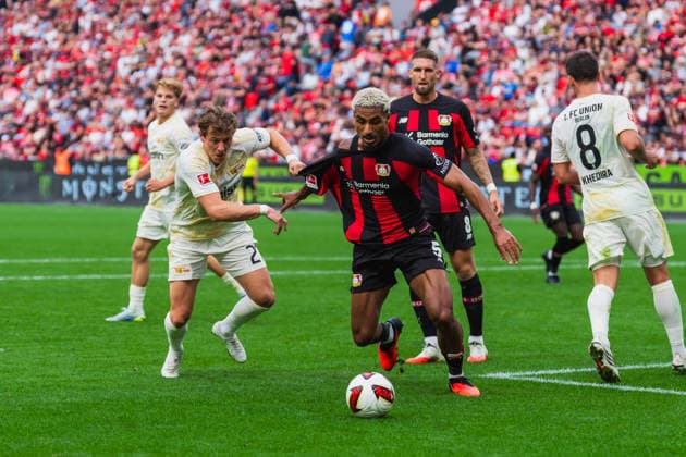 Tim Skarke (1.FC Union Berlin, 21) im Zweikampf mit Loic Bade (Bayer 04 Leverkusen, 05) um den Ball im Strafraum, ziehen am Trikot, Robert Andrich (Bayer 04 Leverkusen, 08) schaut zu Bayer 04 Leverkusen vs. 1.FC Union Berlin, Fussball, 1.Bundesliga, 2.Spieltag, Saison 2026 27, 05.09.2026, DFL REGULATIONS PROHIBIT ANY USE OF PHOTOGRAPHS AS IMAGE SEQUENCES AND OR QUASI-VIDEO, Bayer 04 Leverkusen vs. 1.FC Union Berlin, Fussball, 1.Bundesliga, 2.Spieltag, Saison 2026 27, 05.09.2026 Leverkusen *** Tim Skarke of 1. FC Union Berlin (No. 21) battles Loic Bade of Bayer 04 Leverkusen (No. 05) for the ball in the penalty area; they’re pulling on each other’s jerseys, Robert Andrich of Bayer 04 Leverkusen, No. 08, watches; Bayer 04 Leverkusen vs. 1 FC Union Berlin, soccer, Bundesliga 1, Matchday 2, 2026–27 season, May 9, 2026, DFL regulations prohibit any use of photographs as image sequences and or quasi-video, Bayer 04 Leverkusen vs. 1 FC Union Berlin, soccer, Bundesliga 1, Matchday 2, 2026–27 season, May 9, 2026, Leverkusen Copyright: xEibner-Pressefoto LukasxBaldygax EP_LBA