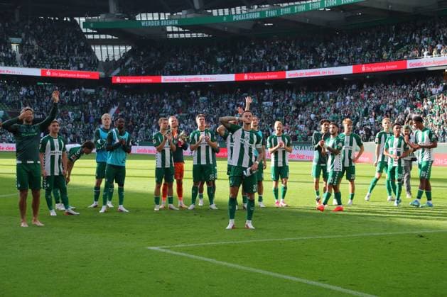 05.09.26, GER, Fussball, 1.FBL Männer, 2. Spieltag, Saison2026 2027, SV Werder Bremen vs. RB Leipzig Spielende Endstand 3:1. Dank an die Fans nach dem Spiel SV Werder Bremen vorne Marco Friedl (SV Werder Bremen 32) Bremen Weserstadion Bremen Germany *** 05 09 26, GER, Soccer, 1st FBL Men, Matchday 2, 2026–2027 Season, SV Werder Bremen vs. RB Leipzig, Final Score 3–1, Thanks to the fans after the game, SV Werder Bremen (Marco Friedl in the foreground), SV Werder Bremen 32, Weserstadion, Bremen, Germany Copyright: xnordphotoxGmbHx xTauchnitzx