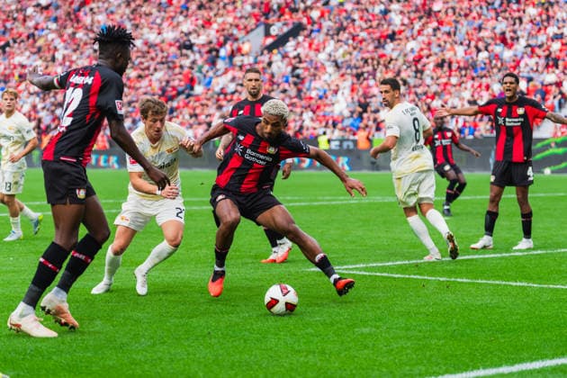 Tim Skarke (1.FC Union Berlin, 21) im Zweikampf mit Loic Bade (Bayer 04 Leverkusen, 05) um den Ball im Strafraum, ziehen am Trikot, Robert Andrich (Bayer 04 Leverkusen, 08) schaut zu, Rani Khedira (1.FC Union Berlin, 08) und Jarell Quansah (Bayer 04 Leverkusen, 04) im Bild Bayer 04 Leverkusen vs. 1.FC Union Berlin, Fussball, 1.Bundesliga, 2.Spieltag, Saison 2026 27, 05.09.2026, DFL REGULATIONS PROHIBIT ANY USE OF PHOTOGRAPHS AS IMAGE SEQUENCES AND OR QUASI-VIDEO, Bayer 04 Leverkusen vs. 1.FC Union Berlin, Fussball, 1.Bundesliga, 2.Spieltag, Saison 2026 27, 05.09.2026 Leverkusen *** Tim Skarke (1 FC Union Berlin, 21) battles for the ball with Loic Bade (Bayer 04 Leverkusen, 05) in the penalty area; they’re pulling on each other’s jerseys. Robert Andrich (Bayer 04 Leverkusen, 08) watches, while Rani Khedira (1 FC Union Berlin, 08, and Jarell Quansah (Bayer 04 Leverkusen, 04) in the frame; Bayer 04 Leverkusen vs. 1 FC Union Berlin, soccer, Bundesliga 1, Matchday 2, 2026–27 season, September 5, 2026, DFL regulations prohibit any use of photographs as image sequences and or quasi-video, Bayer 04 Leverkusen vs. 1. FC Union Berlin, soccer, Bundesliga 1, Matchday 2, 2026–27 season, May 9, 2026, Leverkusen Copyright: xEibner-Pressefoto LukasxBaldygax EP_LBA