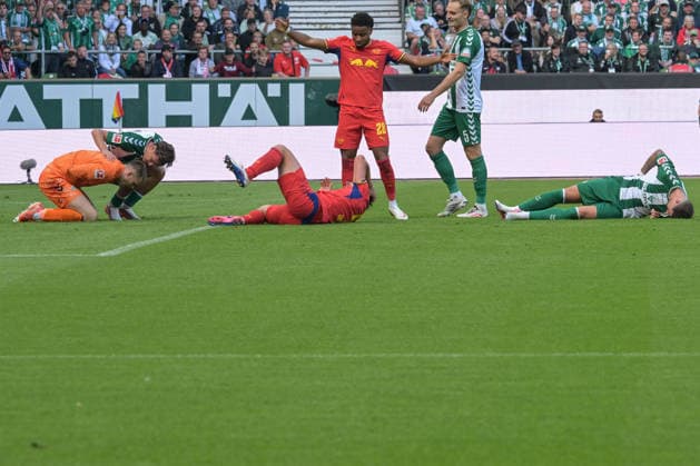 vlnr Torwart Karl Hein (SV Werder Bremen 1), Willi Orban (RB Leipzig 4), Marco Friedl (SV Werder Bremen 32), SV Werder Bremen - RB Leipzig, Fussball, Bundesliga, DFL, 05.9.2026 DFB regulations prohibit any use of photographs as image sequences and or quasi-video Bremen Bremen Deutschland *** From left to right: Goalkeeper Karl Hein (SV Werder Bremen 1), Willi Orban (RB Leipzig 4), Marco Friedl (SV Werder Bremen 32), SV Werder Bremen, RB Leipzig, soccer, Bundesliga, DFL, September 5, 2026 DFB regulations prohibit any use of photographs as image sequences and or quasi-video Bremen, Bremen, Germany Copyright: xkolbert-press BurghardxSchreyerx
