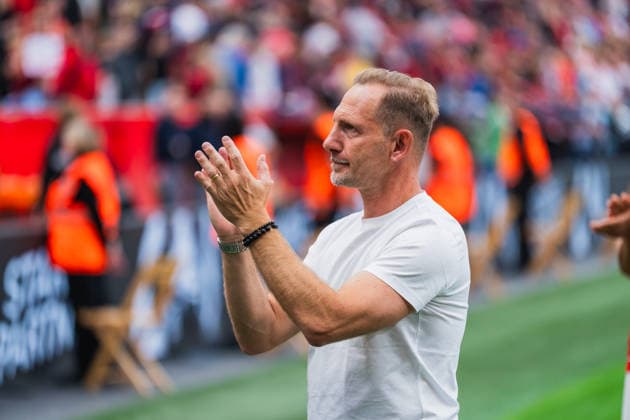 Mauro Lustrinelli (1.FC Union Berlin, Trainer) bedankt sich klatschend bei den Fans Bayer 04 Leverkusen vs. 1.FC Union Berlin, Fussball, 1.Bundesliga, 2.Spieltag, Saison 2026 27, 05.09.2026, DFL REGULATIONS PROHIBIT ANY USE OF PHOTOGRAPHS AS IMAGE SEQUENCES AND OR QUASI-VIDEO, Bayer 04 Leverkusen vs. 1.FC Union Berlin, Fussball, 1.Bundesliga, 2.Spieltag, Saison 2026 27, 05.09.2026 Leverkusen *** Mauro Lustrinelli of 1. FC Union Berlin, the coach, thanks the fans by clapping. Bayer 04 Leverkusen vs. 1. FC Union Berlin, Soccer, Bundesliga 1, Matchday 2, 2026–27 Season, May 9, 2026, DFL regulations prohibit any use of photographs as image sequences and or quasi-video. Bayer 04 Leverkusen vs. 1 FC Union Berlin, soccer, Bundesliga 1, Matchday 2, 2026–27 season, May 9, 2026, Leverkusen Copyright: xEibner-Pressefoto LukasxBaldygax EP_LBA