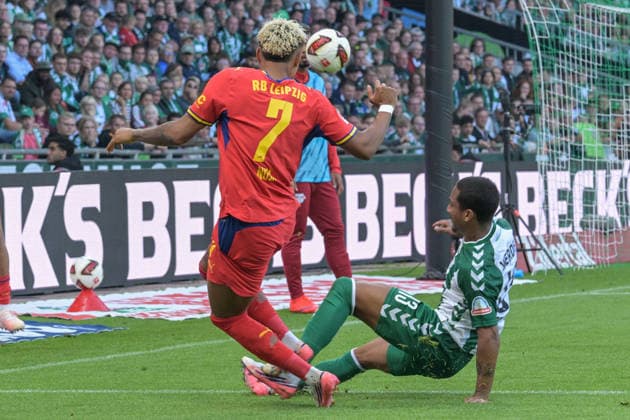 Arthur (SV Werder Bremen blockt eine Flanke von Antonio Nusa (RB Leipzig 7), SV Werder Bremen - RB Leipzig, Fussball, Bundesliga, DFL, 05.9.2026 DFB regulations prohibit any use of photographs as image sequences and or quasi-video Bremen Bremen Deutschland *** Arthur of SV Werder Bremen blocks a cross from Antonio Nusa of RB Leipzig 7, SV Werder Bremen vs. RB Leipzig, Soccer, Bundesliga, DFL, September 5, 2026. DFB regulations prohibit any use of photographs as image sequences and or quasi-video. Bremen, Bremen, Germany Copyright: xkolbert-press BurghardxSchreyerx
