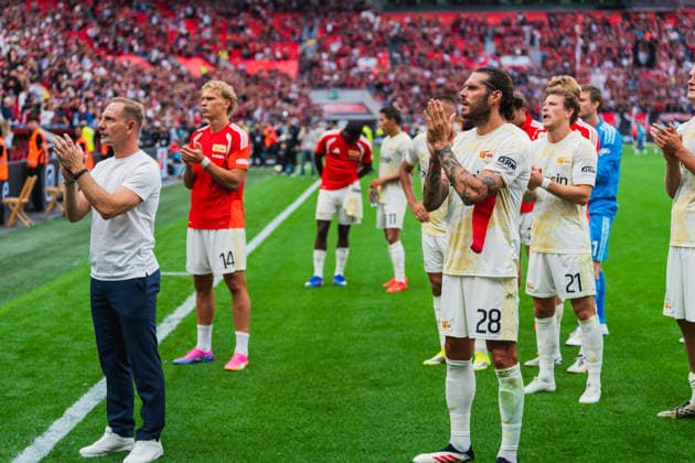 FC Union Berlin bedankt sich bei den Fans klatschend, Mauro Lustrinelli (1.FC Union Berlin, Trainer), Leopold Querfeld (1.FC Union Berlin, 14), Christopher Trimmel (1.FC Union Berlin, 28), Tim Skarke (1.FC Union Berlin, 21) Bayer 04 Leverkusen vs. 1.FC Union Berlin, Fussball, 1.Bundesliga, 2.Spieltag, Saison 2026 27, 05.09.2026, DFL REGULATIONS PROHIBIT ANY USE OF PHOTOGRAPHS AS IMAGE SEQUENCES AND OR QUASI-VIDEO, Bayer 04 Leverkusen vs. 1.FC Union Berlin, Fussball, 1.Bundesliga, 2.Spieltag, Saison 2026 27, 05.09.2026 Leverkusen *** FC Union Berlin thanks the fans with a round of applause; Mauro Lustrinelli, 1 FC Union Berlin, coach; Leopold Querfeld, 1 FC Union Berlin, 14; Christopher Trimmel, 1 FC Union Berlin, 28; Tim Skarke 1 FC Union Berlin, 21 Bayer 04 Leverkusen vs. 1 FC Union Berlin, soccer, Bundesliga 1, Matchday 2, 2026–27 season, May 9, 2026, DFL regulations prohibit any use of photographs as image sequences and or quasi-video, Bayer 04 Leverkusen vs. 1 FC Union Berlin, soccer, Bundesliga 1, Matchday 2, 2026–27 season, May 9, 2026, Leverkusen Copyright: xEibner-Pressefoto LukasxBaldygax EP_LBA