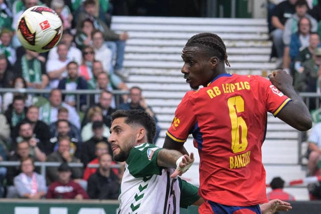 Kopfballduell mit links Ludovit Reis (SV Werder Bremen 15) und Etechiel Banzuzi (RB Leipzig 6), SV Werder Bremen - RB Leipzig, Fussball, Bundesliga, DFL, 05.9.2026 DFB regulations prohibit any use of photographs as image sequences and or quasi-video Bremen Bremen Deutschland *** Heading duel with the left foot: Ludovit Reis (SV Werder Bremen, 15) and Etechiel Banzuzi (RB Leipzig, 6), SV Werder Bremen vs. RB Leipzig, Soccer, Bundesliga, DFL, September 5, 2026. DFB regulations prohibit any use of photographs as image sequences and or quasi-video. Bremen, Bremen, Germany Copyright: xkolbert-press BurghardxSchreyerx