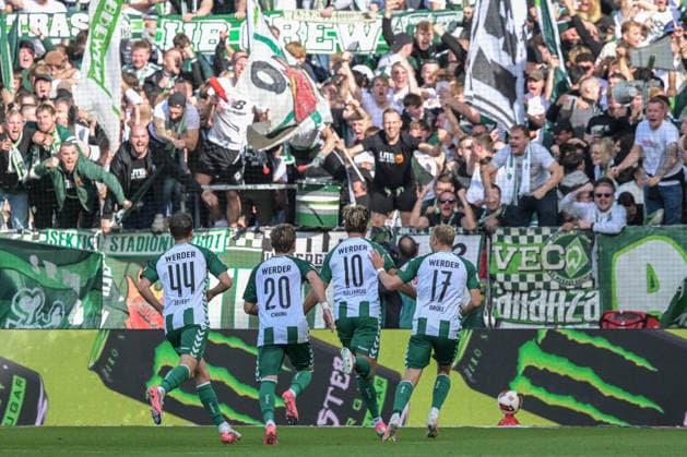 Niklas Fuellkrug (SV Werder Bremen 10) feiert mit der Fankurve sein 2:0 , SV Werder Bremen - RB Leipzig, Fussball, Bundesliga, DFL, 05.9.2026 DFB regulations prohibit any use of photographs as image sequences and or quasi-video Bremen Bremen Deutschland *** Niklas Fuellkrug of SV Werder Bremen 10 celebrates his 2-0 goal with the fan section; SV Werder Bremen vs. RB Leipzig, soccer, Bundesliga, DFL, May 9, 2026. DFB regulations prohibit any use of photographs as image sequences and or quasi-video. Bremen, Bremen, Germany Copyright: xkolbert-press BurghardxSchreyerx