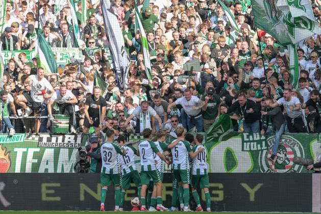 Niklas Fuellkrug (SV Werder Bremen 10) feiert mit der Fankurve sein 2:0 , SV Werder Bremen - RB Leipzig, Fussball, Bundesliga, DFL, 05.9.2026 DFB regulations prohibit any use of photographs as image sequences and or quasi-video Bremen Bremen Deutschland *** Niklas Fuellkrug of SV Werder Bremen 10 celebrates his 2-0 goal with the fan section; SV Werder Bremen vs. RB Leipzig, soccer, Bundesliga, DFL, May 9, 2026. DFB regulations prohibit any use of photographs as image sequences and or quasi-video. Bremen, Bremen, Germany Copyright: xkolbert-press BurghardxSchreyerx