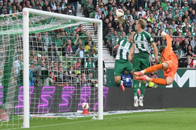 Glueck fuer Torwart Karl Hein (SV Werder Bremen 1), Lattenkracher, , SV Werder Bremen - RB Leipzig, Fussball, Bundesliga, DFL, 05.9.2026 DFB regulations prohibit any use of photographs as image sequences and or quasi-video Bremen Bremen Deutschland *** Luck for goalkeeper Karl Hein, SV Werder Bremen 1, shot off the crossbar, SV Werder Bremen vs. RB Leipzig, soccer, Bundesliga, DFL, September 5, 2026. DFB regulations prohibit any use of photographs as image sequences and or quasi-video. Bremen, Bremen, Germany Copyright: xkolbert-press BurghardxSchreyerx