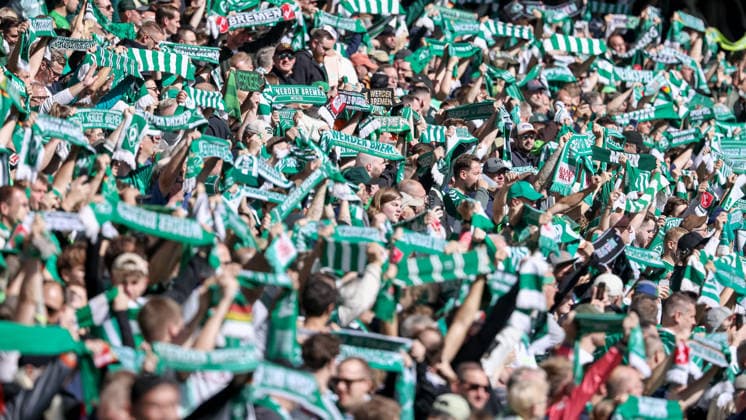 Fans, Anhänger des SV Werder Bremen zeigen ihre Fanschals, Schals im Fanblock, auf der Tribüne, anfeuern, Unterstützung, unterstützen, Zuschauer, Zuschauende, Zuschauerinnen, Symbolbild Fußball, Symbol, DIE DFL-RICHTLINIEN UNTERSAGEN JEGLICHE NUTZUNG VON FOTOS ALS SEQUENZBILDER UND ODER VIDEOAÌˆHNLICHE FOTOSTRECKEN. DFL REGULATIONS PROHIBIT ANY USE OF PHOTOGRAPHS AS IMAGE SEQUENCES AND OR QUASI-VIDEO., 05.09.2026, Bremen (Deutschland), Fussball, Bundesliga, SV Werder Bremen - RB Leipzig *** Fans, supporters of SV Werder Bremen display their scarves in the fan section, in the stands; cheering, showing support, spectators, female spectators; symbolic image of soccer, symbol, DFL REGULATIONS PROHIBIT ANY USE OF PHOTOGRAPHS AS STILL IMAGES AND OR VIDEO-LIKE PHOTO SEQUENCES DFL REGULATIONS PROHIBIT ANY USE OF PHOTOGRAPHS AS IMAGE SEQUENCES AND OR QUASI-VIDEO, September 5, 2026, Bremen, Germany, soccer, Bundesliga, SV Werder Bremen vs. RB Leipzig xobx