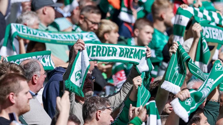 Fans, Anhänger des SV Werder Bremen zeigen ihre Fanschals mit der Aufschrift Werder Bremen, Schals im Fanblock, auf der Tribüne, anfeuern, Unterstützung, unterstützen, Zuschauer, Zuschauende, Zuschauerinnen, Symbolbild Fußball, Symbol, DIE DFL-RICHTLINIEN UNTERSAGEN JEGLICHE NUTZUNG VON FOTOS ALS SEQUENZBILDER UND ODER VIDEOAÌˆHNLICHE FOTOSTRECKEN. DFL REGULATIONS PROHIBIT ANY USE OF PHOTOGRAPHS AS IMAGE SEQUENCES AND OR QUASI-VIDEO., 05.09.2026, Bremen (Deutschland), Fussball, Bundesliga, SV Werder Bremen - RB Leipzig *** Fans and supporters of SV Werder Bremen display their scarves bearing the words Werder Bremen ; scarves in the fan section, in the stands; cheering, support, spectators, female spectators; symbolic image of soccer, symbol, DFL REGULATIONS PROHIBIT ANY USE OF PHOTOGRAPHS AS IMAGE SEQUENCES AND OR VIDEO-LIKE PHOTO SERIES DFL REGULATIONS PROHIBIT ANY USE OF PHOTOGRAPHS AS IMAGE SEQUENCES AND OR QUASI-VIDEO, September 5, 2026, Bremen, Germany, soccer, Bundesliga, SV Werder Bremen, RB Leipzig xobx