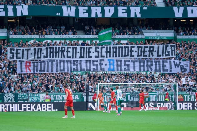 Die Fans von Werder Bremen zeigen in der Fankurve ein Banner, Transparent, Spruchband mit der Aufschrift: Seit 10 Jahren die Schande der Liga, Traditionslose Bastarde, Fans, Ultras Publikum, Zuschauer, Stimmung, Atmosphäre, Stadion, DIE DFL-RICHTLINIEN UNTERSAGEN JEGLICHE NUTZUNG VON FOTOS ALS SEQUENZBILDER UND ODER VIDEOAÌˆHNLICHE FOTOSTRECKEN. DFL REGULATIONS PROHIBIT ANY USE OF PHOTOGRAPHS AS IMAGE SEQUENCES AND OR QUASI-VIDEO., 05.09.2026, Bremen (Deutschland), Fussball, Bundesliga, SV Werder Bremen - RB Leipzig *** Werder Bremen fans are displaying a banner, sign, or slogan in the fan section that reads: The league’s disgrace for 10 years, Bastards with no tradition, Fans, Ultras, Audience, Spectators, Vibe, Atmosphere, Stadium, DFL REGULATIONS PROHIBIT ANY USE OF PHOTOGRAPHS AS IMAGE SEQUENCES AND OR QUASI-VIDEO, September 5, 2026, Bremen, Germany, Soccer, Bundesliga, SV Werder Bremen vs. RB Leipzig xobx