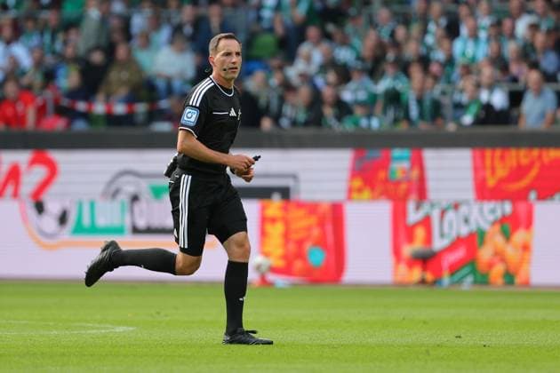 05.09.26, GER, Fussball, 1.FBL Männer, 2. Spieltag, Saison2026 2027, SV Werder Bremen vs. RB Leipzig Einzelaktion Aktion Ganze Figur Einzeln Freisteller Schiedsrichter Benjamin Brand Bremen Weserstadion Bremen Germany *** 05 09 26, GER, Soccer, 1st Men s Bundesliga, Matchday 2, 2026–2027 Season, SV Werder Bremen vs. RB Leipzig, Individual Action, Full-Body Shot, Single Subject, Cutout, Referee Benjamin Brand, Weserstadion, Bremen, Germany Copyright: xnordphotoxGmbHx xTauchnitzx