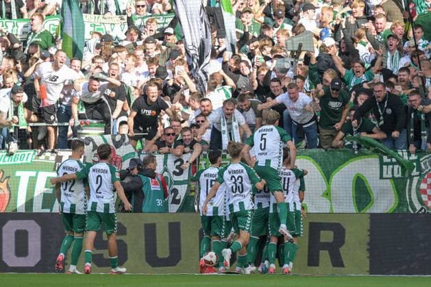 Niklas Fuellkrug (SV Werder Bremen 10) feiert mit der Fankurve sein 2:0 , SV Werder Bremen - RB Leipzig, Fussball, Bundesliga, DFL, 05.9.2026 DFB regulations prohibit any use of photographs as image sequences and or quasi-video Bremen Bremen Deutschland *** Niklas Fuellkrug of SV Werder Bremen 10 celebrates his 2-0 goal with the fan section; SV Werder Bremen vs. RB Leipzig, soccer, Bundesliga, DFL, May 9, 2026. DFB regulations prohibit any use of photographs as image sequences and or quasi-video. Bremen, Bremen, Germany Copyright: xkolbert-press BurghardxSchreyerx