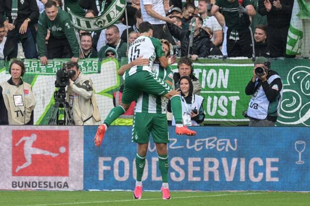 Ludovit Reis (SV Werder Bremen 15) feiert den Torschuetzen zum 2:0, Niklas Fuellkrug (SV Werder Bremen 10), SV Werder Bremen - RB Leipzig, Fussball, Bundesliga, DFL, 05.9.2026 DFB regulations prohibit any use of photographs as image sequences and or quasi-video Bremen Bremen Deutschland *** Ludovit Reis of SV Werder Bremen 15 celebrates the goal scorer of the 2-0 win, Niklas Füllkrug, SV Werder Bremen 10, SV Werder Bremen vs. RB Leipzig, soccer, Bundesliga, DFL, September 5, 2026. DFB regulations prohibit any use of photographs as image sequences and or quasi-video. Bremen, Germany Copyright: xkolbert-press BurghardxSchreyerx