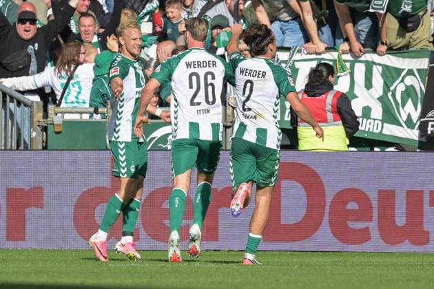 Cedric Itten (SV Werder Bremen 26) und Oliver Deman (SV Werder Bremen 2) feiern den Torschuetzen zum 3:0, Marco Gruell (SV Werder Bremen 17), links , SV Werder Bremen - RB Leipzig, Fussball, Bundesliga, DFL, 05.9.2026 DFB regulations prohibit any use of photographs as image sequences and or quasi-video Bremen Bremen Deutschland *** Cedric Itten (SV Werder Bremen, No. 26) and Oliver Deman (SV Werder Bremen, No. 2) celebrate the goal scorer of the 3–0 win, Marco Gruell (SV Werder Bremen, No. 17), on the left; SV Werder Bremen vs. RB Leipzig, soccer, Bundesliga, DFL, September 5, 2026. DFB regulations prohibit any use of photographs as image sequences and or quasi-video. Bremen, Germany Copyright: xkolbert-press BurghardxSchreyerx
