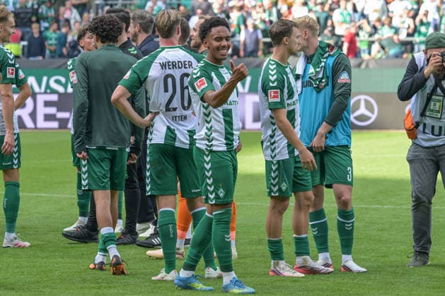Paul Erevbenagie (SV Werder Bremen 38) feiert den Sieg , SV Werder Bremen - RB Leipzig, Fussball, Bundesliga, DFL, 05.9.2026 DFB regulations prohibit any use of photographs as image sequences and or quasi-video Bremen Bremen Deutschland *** Paul Erevbenagie of SV Werder Bremen 38 celebrates the victory; SV Werder Bremen vs. RB Leipzig, soccer, Bundesliga, DFL, September 5, 2026. DFB regulations prohibit any use of photographs as image sequences and or quasi-video. Bremen, Bremen, Germany Copyright: xkolbert-press BurghardxSchreyerx