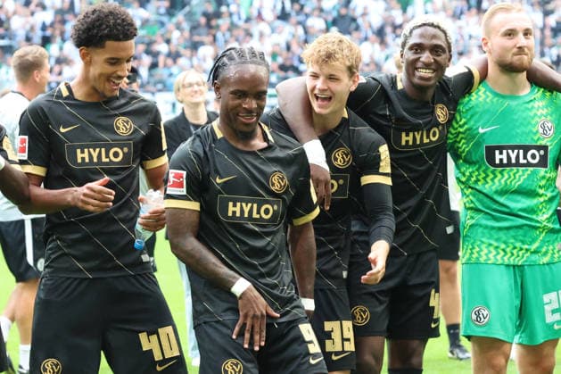 05.09.2026, xrekx, Fussball 1.Bundesliga, Borussia Moenchengladbach - SV Elversberg v.l. Francis Onyeka (SV 07 Elversberg) Noel Futkeu (SV 07 Elversberg) 39 David Mokwa (SV 07 Elversberg) Nicolas Kristof (SV 07 Elversberg) Mannschaft, Spieler, jubeln nach Spielende, Team, Player, celebrate at the end of the match (DFL DFB REGULATIONS PROHIBIT ANY USE OF PHOTOGRAPHS as IMAGE SEQUENCES and or QUASI-VIDEO) Moenchengladbach *** September 5, 2026, xrekx, Soccer, Bundesliga 1, Borussia Mönchengladbach vs. SV Elversberg: Francis Onyeka (SV 07 Elversberg), Noel Futkeu (SV 07 Elversberg), 39 David Mokwa (SV 07 Elversberg), Nicolas Kristof (SV 07 Elversberg); team, players, celebrating after the end of the match, team, players, celebrating at the end of the match. DFL and DFB regulations prohibit any use of photographs as image sequences and or quasi-video. Mönchengladbach