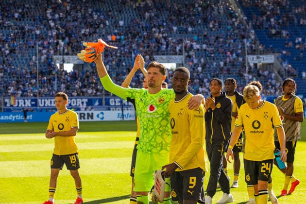 05.09.26 TSG Hoffenheim - Borussia Dortmund Deutschland, Sinsheim, 05.09.2026, Fussball, Bundesliga, Saison 2026 2027, TSG Hoffenheim - Borussia Dortmund: v.l. Gregor Kobel, Serhou Guirassy (beide Borussia Dortmund); Schlussjubel, Sieg 2:3. *** 05 09 26 TSG Hoffenheim vs. Borussia Dortmund, Germany, Sinsheim, 05 09 2026, Soccer, Bundesliga, 2026–2027 Season, TSG Hoffenheim vs. Borussia Dortmund; from left: Gregor Kobel, Serhou Guirassy (both Borussia Dortmund); celebratory cheers at the final whistle; 2–3 victory