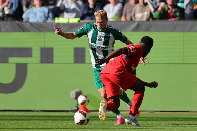 05.09.26, GER, Fussball, 1.FBL Männer, 2. Spieltag, Saison2026 2027, SV Werder Bremen vs. RB Leipzig Marco Grüll Marco Gruell (SV Werder Bremen 17) umspielt Ridle Baku (RB Leipzig 17) Bremen Weserstadion Bremen Germany *** 05 09 26, GER, Soccer, 1st Men s Bundesliga, Matchday 2, 2026–2027 Season, SV Werder Bremen vs. RB Leipzig Marco Grüll Marco Gruell SV Werder Bremen 17 outplays Ridle Baku RB Leipzig 17 Bremen Weserstadion Bremen Germany Copyright: xnordphotoxGmbHx xTauchnitzx