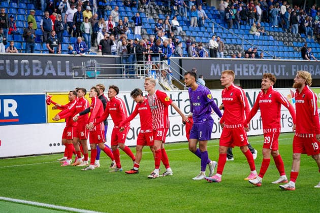 Deutschland: Fussball Bundesliga 2026 - 2027, 2. Spieltag - SC Paderborn 07 vs SC Freiburg - Home-Deluxe-Arena (Paderborn): Freude, Emotionen, Jubel bei den Freiburgern nach dem Sieg in Paderborn *** German Soccer Bundesliga 2026–2027, Matchday 2: SC Paderborn 07 vs. SC Freiburg at Home Deluxe Arena in Paderborn—Joy, excitement, and celebration among the Freiburg fans after their victory in Paderborn Copyright: xJOERANxSTEINSIEKx