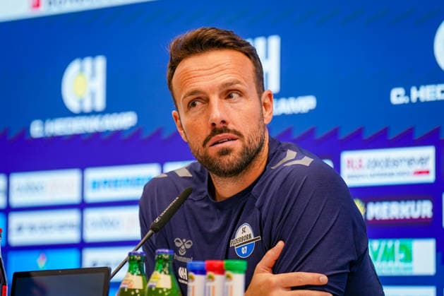 Deutschland: Fussball Bundesliga 2026 - 2027, 2. Spieltag - SC Paderborn 07 vs SC Freiburg - Home-Deluxe-Arena (Paderborn): Ralf Kettemann (Paderborn Trainer) Pressekonferenz, Medien, Mimik, Gesichtsausdruck, Emotion *** German Soccer Bundesliga 2026–2027, Matchday 2: SC Paderborn 07 vs. SC Freiburg at Home Deluxe Arena, Paderborn; Ralf Kettemann, Paderborn Coach; Press Conference, Media, Facial Expressions, Emotions Copyright: xJOERANxSTEINSIEKx