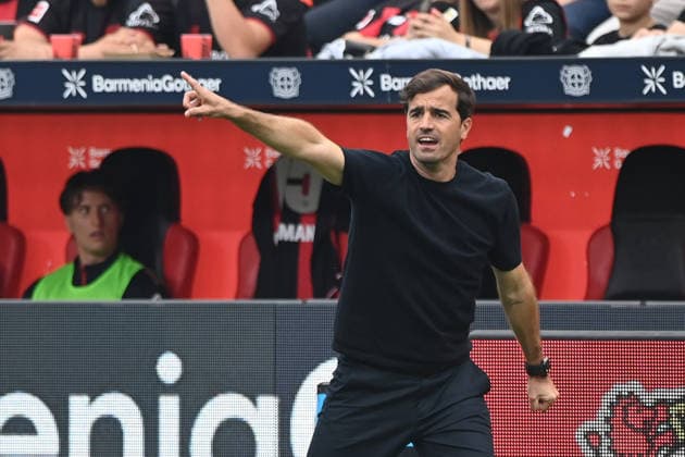 Trainer Carles MARTINEZ (LEV) gibt Anweisungen an seine Spieler,, Gestik, Geste, gestikuliert, Fussball 1. Bundesliga, 2.Spieltag, matchday2, Bayer Leverkusen (LEV) - 1. FC Union Berlin (UB) 4-0 am 18.04.2026 in Leverkusen Deutschland. DFL regulations prohibit any use of photographs as image sequences and or quasi-video Â *** Coach Carles MARTINEZ LEV gives instructions to his players; gestures, soccer, Bundesliga 1, Matchday 2, matchday2, Bayer Leverkusen (LEV) 1, FC Union Berlin (UB) 4–0 on April 18, 2026, in Leverkusen, Germany. DFL regulations prohibit any use of photographs as image sequences and or quasi-video.