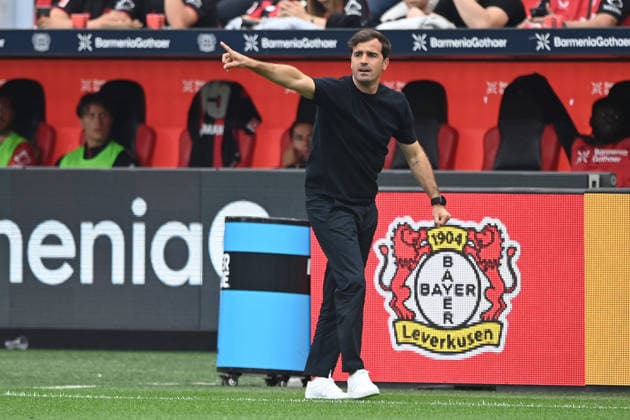 Trainer Carles MARTINEZ (LEV) gibt Anweisungen an seine Spieler,, Gestik, Geste, gestikuliert, Fussball 1. Bundesliga, 2.Spieltag, matchday2, Bayer Leverkusen (LEV) - 1. FC Union Berlin (UB) 4-0 am 18.04.2026 in Leverkusen Deutschland. DFL regulations prohibit any use of photographs as image sequences and or quasi-video Â *** Coach Carles MARTINEZ LEV gives instructions to his players; gestures, soccer, Bundesliga 1, Matchday 2, matchday2, Bayer Leverkusen (LEV) 1, FC Union Berlin (UB) 4–0 on April 18, 2026, in Leverkusen, Germany. DFL regulations prohibit any use of photographs as image sequences and or quasi-video.