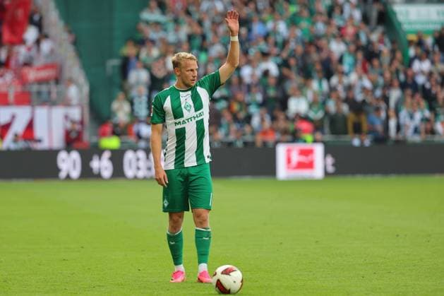 05.09.26, GER, Fussball, 1.FBL Männer, 2. Spieltag, Saison2026 2027, SV Werder Bremen vs. RB Leipzig Marco Grüll Marco Gruell (SV Werder Bremen 17) gibt Handzeichen Bremen Weserstadion Bremen Germany *** 05 09 26, GER, Soccer, 1st Men s Bundesliga, Matchday 2, 2026–2027 Season, SV Werder Bremen vs. RB Leipzig; Marco Grüll; Marco Gruell; SV Werder Bremen 17 makes a hand signal; Bremen Weserstadion; Bremen, Germany Copyright: xnordphotoxGmbHx xTauchnitzx