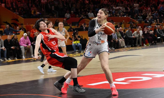 Ramu Tokashiki, Luisa Geiselsöder am Ball Zweikampf Spielszene Aktion Basketball FIBA World Cup Weltmeisterschaft Frauen WM Saison 2026 2027 05.09.2026 DBB Deutschland GER vs Japan JPN