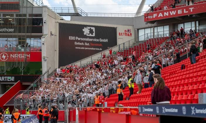 Fußball, Herren, Saison 2026 2027, 1. Bundesliga (2. Spieltag), Bayer 04 Leverkusen - 1. FC Union Berlin, rund 20 Minuten nach Abpfiff feierten Fans von Union immer noch ihre Mannschaft und sich selbst, 05.09.2026, *** Soccer, Men s, 2026–2027 Season, Bundesliga 1, Matchday 2, Bayer 04 Leverkusen 1, FC Union Berlin; about 20 minutes after the final whistle, Union fans were still celebrating their team and themselves, September 5, 2026, Copyright: xMatthiasxKochx