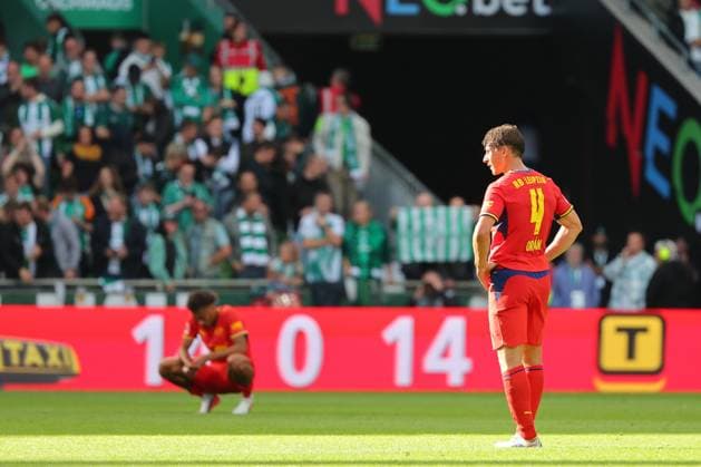 05.09.26, GER, Fussball, 1.FBL Männer, 2. Spieltag, Saison2026 2027, SV Werder Bremen vs. RB Leipzig Spielende Endstand 3:1. Tidiam Gomis (RB Leipzig 27) und Willi Orban Willi Orban (RB Leipzig 04) sind enttäuscht enttaeuscht Bremen Weserstadion Bremen Germany *** September 26, 2005, Germany, Soccer, Men s First Division, Matchday 2, 2026–2027 Season, SV Werder Bremen vs. RB Leipzig; Final Score: 3–1; Tidiam Gomis (RB Leipzig, No. 27) and Willi Orban (RB Leipzig, No. 04) are disappointed; Weserstadion, Bremen, Germany Copyright: xnordphotoxGmbHx xTauchnitzx