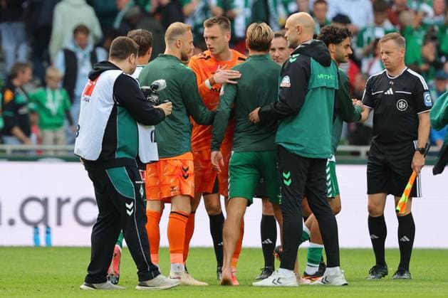 05.09.26, GER, Fussball, 1.FBL Männer, 2. Spieltag, Saison2026 2027, SV Werder Bremen vs. RB Leipzig Spielende Endstand 3:1. Torwart Karl Hein (SV Werder Bremen 01) mit verbundenem Daumen Bremen Weserstadion Bremen Germany *** 05 09 26, GER, Soccer, 1st FBL Men, Matchday 2, 2026–2027 Season, SV Werder Bremen vs. RB Leipzig, Final Score 3–1, Goalkeeper Karl Hein (SV Werder Bremen No. 01) with a taped thumb, Weserstadion, Bremen, Germany Copyright: xnordphotoxGmbHx xTauchnitzx