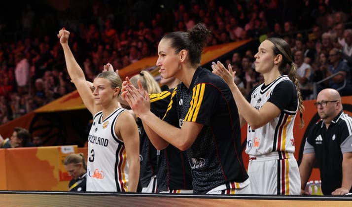 Alexandra Wilke, Clara Bielefeld, Emily Bessoir, Bank jubelt Basketball FIBA World Cup Weltmeisterschaft Frauen WM Saison 2026 2027 05.09.2026 DBB Deutschland GER vs Japan JPN