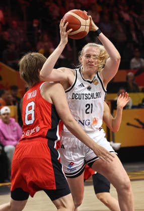 Maki Takada, Marie Guelich am Ball Zweikampf Spielszene Aktion Basketball FIBA World Cup Weltmeisterschaft Frauen WM Saison 2026 2027 05.09.2026 DBB Deutschland GER vs Japan JPN