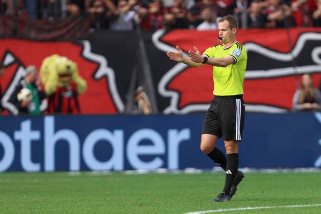 Schiedsrichter Robin Braun gestikuliert, Gestik waehrend des Spiels der 1. Bundesliga zwischen Bayer 04 Leverkusen und 1. FC Union Berlin, BayArena am 05. September 2026 in Leverkusen, Deutschland. (Foto von Oliver Kaelke DeFodi Images) +++ Schiedsrichter Robin Braun gestures during the Bundesliga match between Bayer 04 Leverkusen and 1. FC Union Berlin at BayArena on September 5, 2026 in Leverkusen, Germany. (Photo by Oliver Kaelke DeFodi Images) DFB DFL REGULATIONS PROHIBIT ANY USE OF PHOTOGRAPHS AS IMAGE SEQUENCES AND OR QUASI-VIDEO. (Photo by Oliver Kaelke DeFodi Images) - *** Referee Robin Braun gestures during the Bundesliga 1 match between Bayer 04 Leverkusen and 1 FC Union Berlin, BayArena on September 5, 2026, in Leverkusen, Germany. Photo by Oliver Kaelke, DeFodi Images. Referee Robin Braun gestures during the Bundesliga match between Bayer 04 Leverkusen and 1 FC Union Berlin at BayArena on September 5, 2026 in Leverkusen, Germany. Photo by Oliver Kaelke, DeFodi Images. DFB and DFL regulations prohibit any use of photographs as image sequences and or quasi-video. Photo by Oliver Kaelke, DeFodi Images.