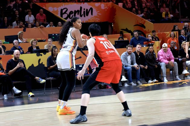 05.09.2026, GER, Basketball, Frauen , Basketball-WM, 2026, 1. Spieltag, Deutschland vs. Japan Nyara Sabally ( Deutschland 8 ), Ramu Tokashiki ( Japan 10 ) Berlin Max-Schmeling-Halle Berlin Deutschland Copyright: xNordphotox xEnglerx