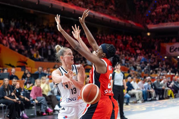 Leonie Fiebich (Deutschland, 13) Pass, Stephanie Mawuli (Japan, 03), GER, Deutschland vs. Japan, Basketball, FIBA Women s World Cup 2026, Gruppenphase, Spieltag 2, 05.09.2026 GER, Deutschland vs. Japan, Basketball, FIBA Women s World Cup 2026, Gruppenphase, Spieltag 2, 05.09.2026 Berlin Copyright: xEibner-Pressefoto MaxxVincenx EP_MVN