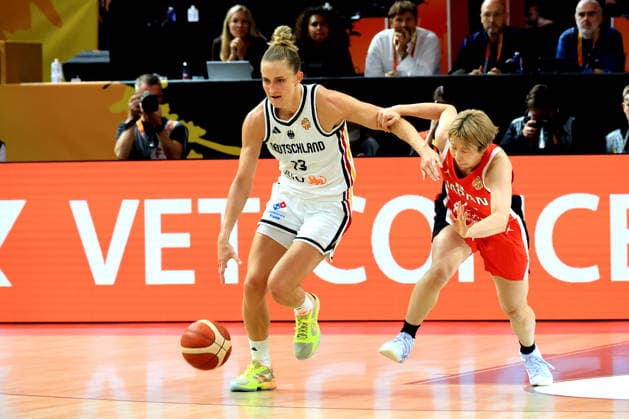 05.09.2026, GER, Basketball, Frauen , Basketball-WM, 2026, 1. Spieltag, Deutschland vs. Japan Leonie Fiebich ( Deutschland 13 ), Nanako Todo ( Japan 75 ) Berlin Max-Schmeling-Halle Berlin Deutschland Copyright: xNordphotox xEnglerx