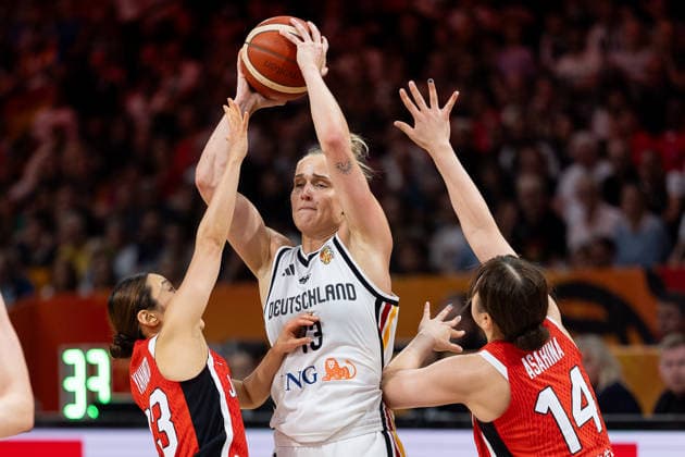 Leonie Fiebich (Deutschland, 13) im Zweikampf, Kampf um den Ball mit Rui Machida (Japan, 13) und Azusa Asahina (Japan, 14), GER, Deutschland vs. Japan, Basketball, FIBA Women s World Cup 2026, Gruppenphase, Spieltag 2, 05.09.2026 GER, Deutschland vs. Japan, Basketball, FIBA Women s World Cup 2026, Gruppenphase, Spieltag 2, 05.09.2026 Berlin Copyright: xEibner-Pressefoto MaxxVincenx EP_MVN