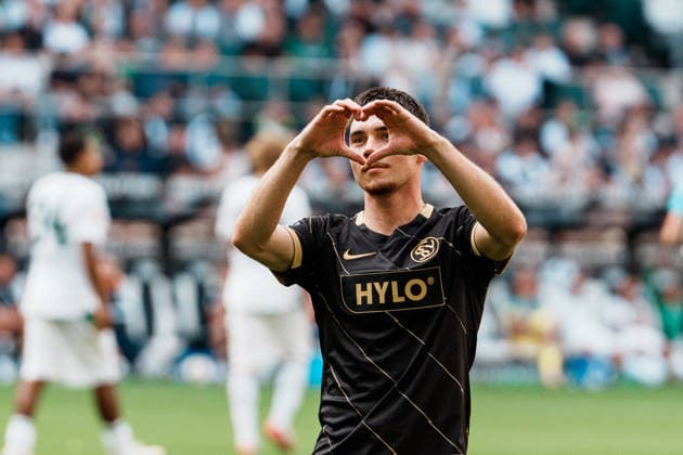 Deutschland: Fußball 1. Bundesliga Männer 2026 - 2027, 2. Spieltag - VfL Borussia Mönchengladbach vs SV Elversberg (ista Borussia Park): Jubel, Tor, Freude, feiern, Spass, Emotionen von Felix Keidel (SV Elversberg, 43) nach Ausgleich, 3 zu 3, Herz zu Fans Copyright: xThiemoxRudolphx