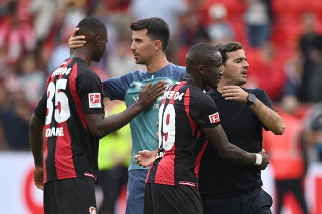 Schlussjubel Bayer Leverkusen, Jubel, jubeln, Freude, cheers, v.l. Christian KOFANE (LEV), Trainer Carles MARTINEZ (LEV) , Mussa DIABY (LEV) Fussball 1. Bundesliga, 2.Spieltag, matchday2, Bayer Leverkusen (LEV) - 1. FC Union Berlin (UB) 4-0 am 18.04.2026 in Leverkusen Deutschland. DFL regulations prohibit any use of photographs as image sequences and or quasi-video Â *** Bayer Leverkusen s victory celebration, celebration, cheering, joy, cheers, from left: Christian KOFANE (LEV), Coach Carles MARTINEZ (LEV), Mussa DIABY (LEV); Soccer, 1. Bundesliga, Matchday 2, matchday2, Bayer Leverkusen LEV 1 FC Union Berlin UB 4–0 on April 18, 2026, in Leverkusen, Germany. DFL regulations prohibit any use of photographs as image sequences and or quasi-video.
