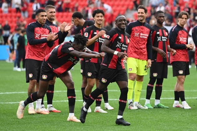Schlussjubel Bayer Leverkusen, Jubel, jubeln, Freude, cheers, Edmond TAPSOBA (LEV) schiebt Mussa DIABY (LEV) nach vorne und die Fans feiern ihn, Fussball 1. Bundesliga, 2.Spieltag, matchday2, Bayer Leverkusen (LEV) - 1. FC Union Berlin (UB) 4-0 am 18.04.2026 in Leverkusen Deutschland. DFL regulations prohibit any use of photographs as image sequences and or quasi-video Â *** Bayer Leverkusen celebrates, cheering, joy, cheers, Edmond TAPSOBA (LEV) passes to Mussa DIABY (LEV) up front and the fans celebrate him, Soccer 1 Bundesliga, Matchday 2, matchday2, Bayer Leverkusen LEV 1 FC Union Berlin UB 4–0 on April 18, 2026, in Leverkusen, Germany. DFL regulations prohibit any use of photographs as image sequences and or quasi-video.
