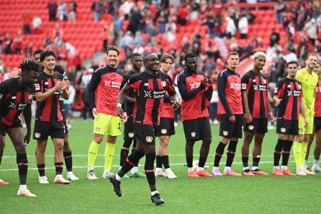 Schlussjubel Bayer Leverkusen, Jubel, jubeln, Freude, cheers, Edmond TAPSOBA (LEV) schiebt Mussa DIABY (LEV) nach vorne und die Fans feiern ihn, Fussball 1. Bundesliga, 2.Spieltag, matchday2, Bayer Leverkusen (LEV) - 1. FC Union Berlin (UB) 4-0 am 18.04.2026 in Leverkusen Deutschland. DFL regulations prohibit any use of photographs as image sequences and or quasi-video Â *** Bayer Leverkusen celebrates, cheering, joy, cheers, Edmond TAPSOBA (LEV) passes to Mussa DIABY (LEV) up front and the fans celebrate him, Soccer 1 Bundesliga, Matchday 2, matchday2, Bayer Leverkusen LEV 1 FC Union Berlin UB 4–0 on April 18, 2026, in Leverkusen, Germany. DFL regulations prohibit any use of photographs as image sequences and or quasi-video.