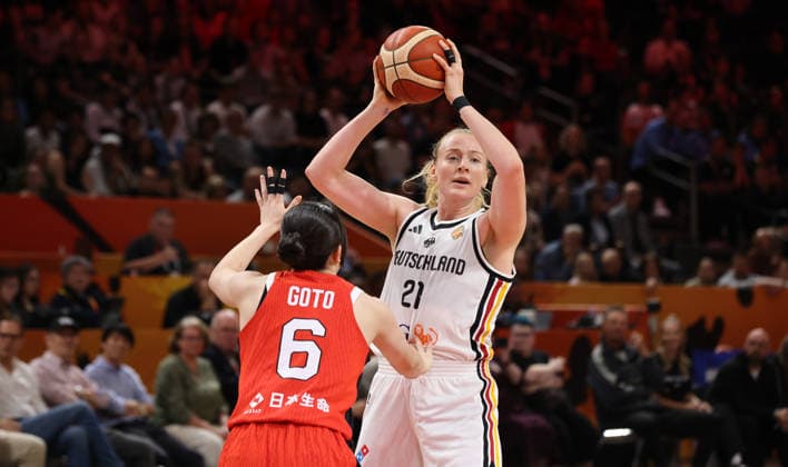 Otoha Goto, Marie Guelich am Ball Zweikampf Spielszene Aktion Basketball FIBA World Cup Weltmeisterschaft Frauen WM Saison 2026 2027 05.09.2026 DBB Deutschland GER vs Japan JPN