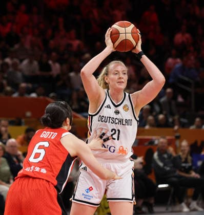 Otoha Goto, Marie Guelich am Ball Zweikampf Spielszene Aktion Basketball FIBA World Cup Weltmeisterschaft Frauen WM Saison 2026 2027 05.09.2026 DBB Deutschland GER vs Japan JPN