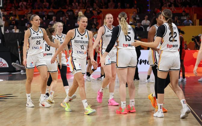 Clara Bielefeld, Leonie Fiebich klatscht ab mit Luisa Geiselsöder , Emily Bessoir Basketball FIBA World Cup Weltmeisterschaft Frauen WM Saison 2026 2027 05.09.2026 DBB Deutschland GER vs Japan JPN